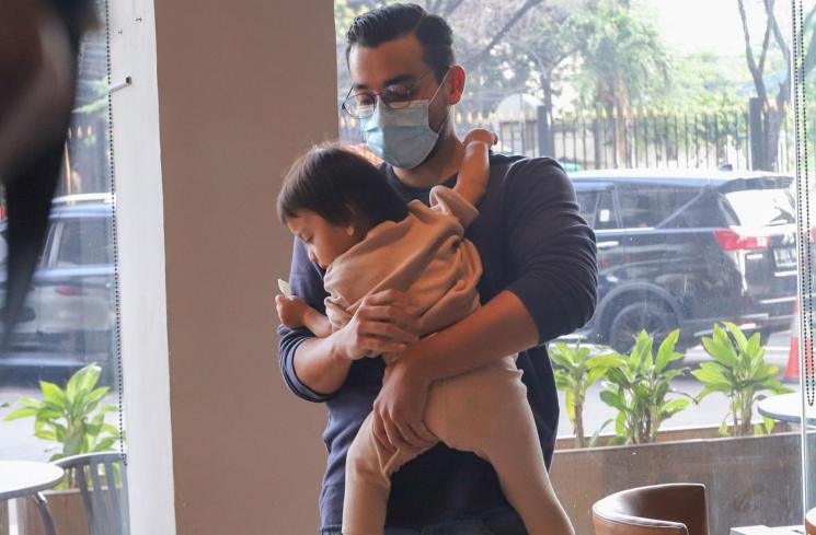 Aliff Alli saat dipertemukan dengan sang anak dari pernikahannya dengan Aska Ongi di Trans Studio Mall Cibubur, Depok, Jawa Barat, Selasa (18/5/2021). (MataMata.com/Alfian Winanto)
