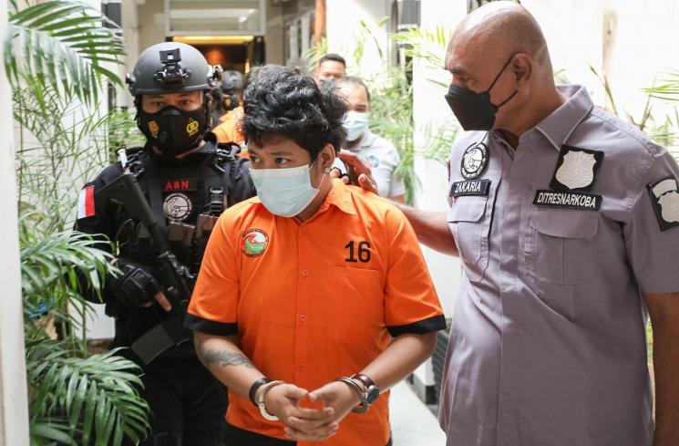 Putra Penyanyi Rita Sugiarto, Raffi Zimah dihadirkan dalam rilis kasus narkoba yang menjeratnya di Polda Metro Jaya, Jakarta Selatan, Rabu (19/5/2021). (Matamata.com/Alfian Winanto)
