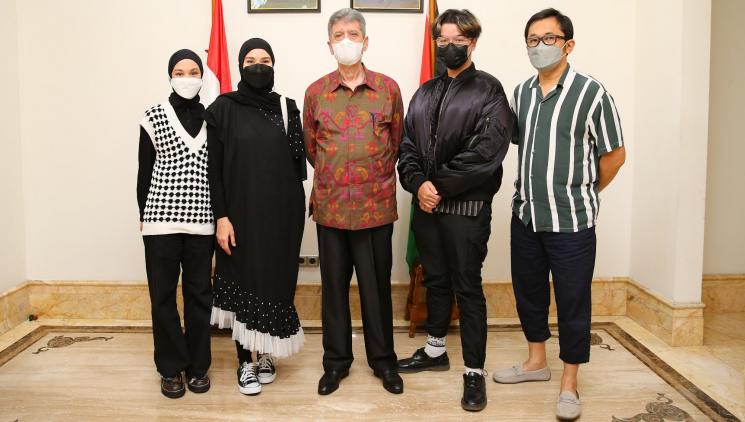 Zaskia Adya Mecca memegang poster sebagai bentuk simbolik dukungannya terhadap Palestina saat ditemui di Kedutaan Besar Palestina, Jakarta Pusat, Rabu (19/5/2021). (MataMata.com/Alfian Winanto)