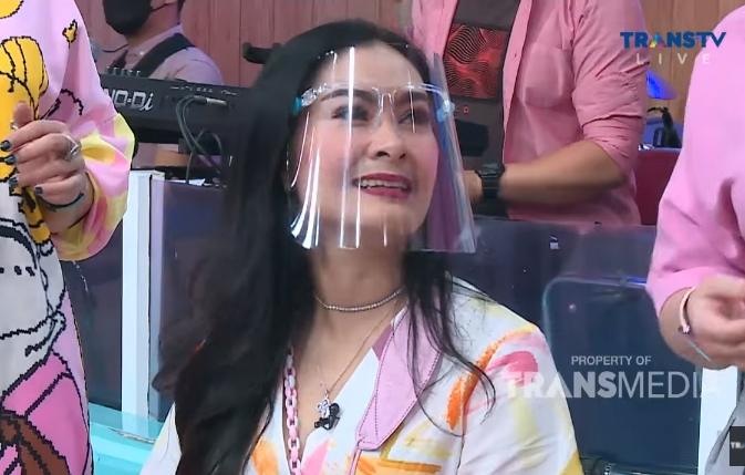 Iis Dahlia saat hadir di Kopi Viral (Instagram.com)
