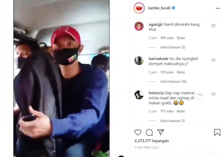 Copet marah saat aksinya dipergoki penumpang lain di dalam angkot. [capture Instagram]