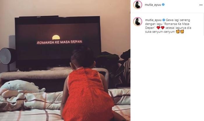 Reaksi Baby Gewa dengar lagu Glenn Fredly. (Instagram/@mutia_ayuu)