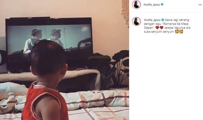 Reaksi Baby Gewa dengar lagu Glenn Fredly. (Instagram/@mutia_ayuu)