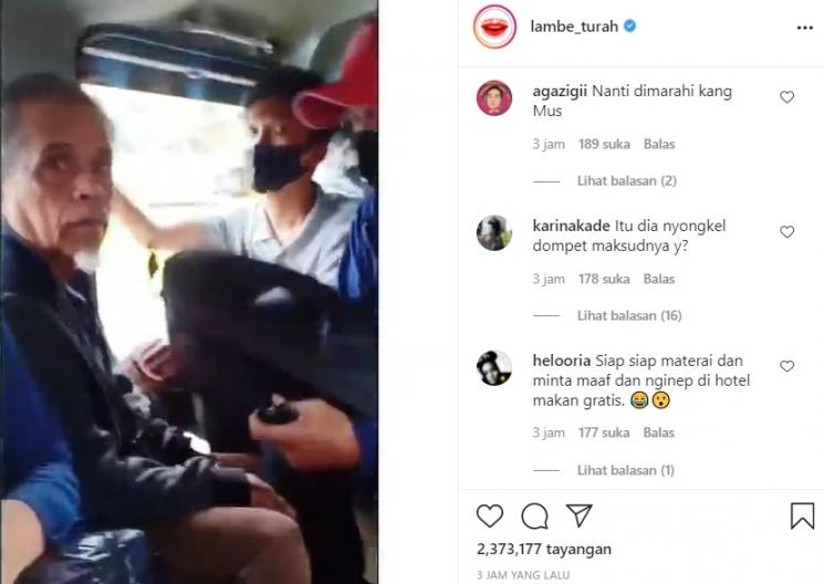 Seorang lelaki berusaha menocpet seorang kakek di dalam angkot. [capture Instagram]