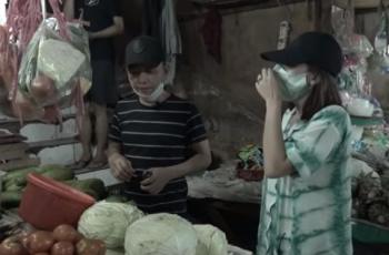Dua Putrinya Adu Mulut, Ayah Ayu Ting Ting Kesal sampai Banting Kardus