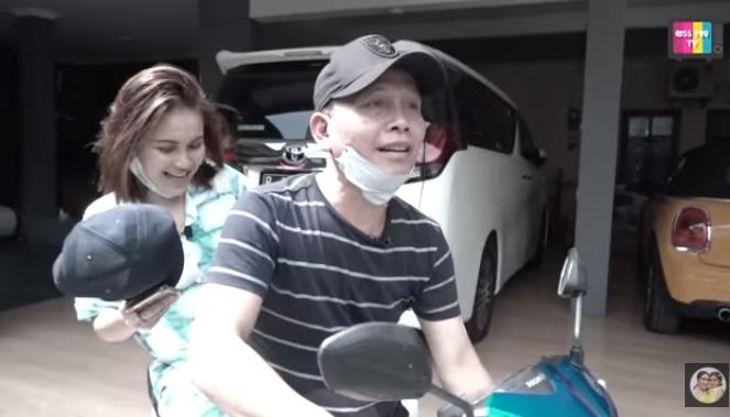 Ayu Ting Ting dan Abdul Rozak (YouTube/Qiss You TV)