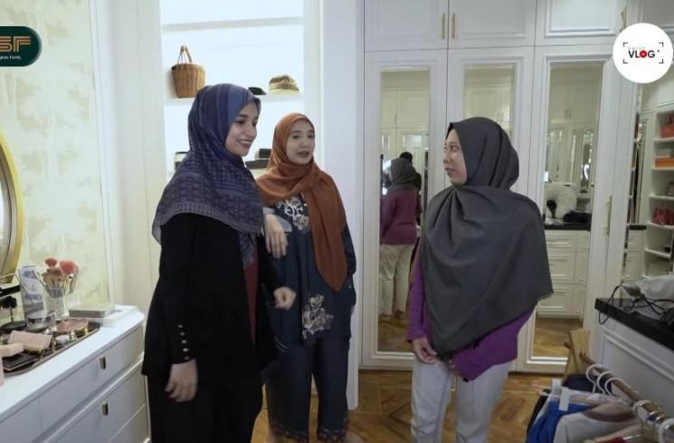 Zaskia Sungkar dan Shireen Sungkar dandani ART (YouTube/The Sungkars Family)