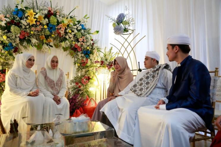 Proses lamaran Ameer Azzikra dan Nadzira Shafa. (MataMata.com/Herwanto)