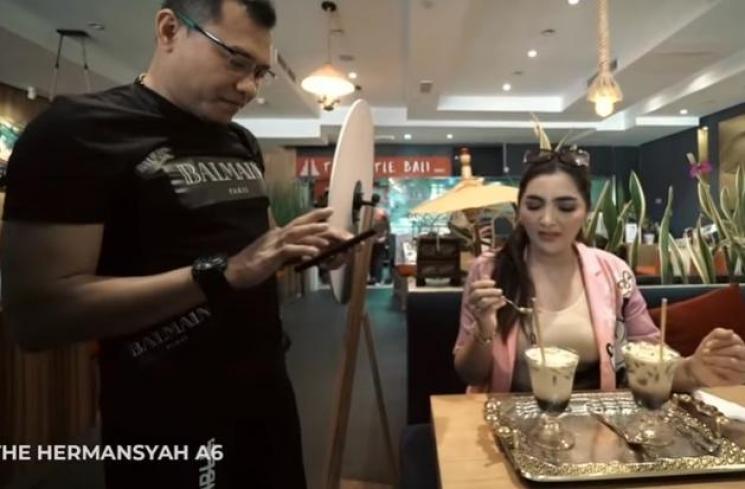 Ashanty dan Anang Hermansyah minum ec cendol bertabur emas. (YouTube)