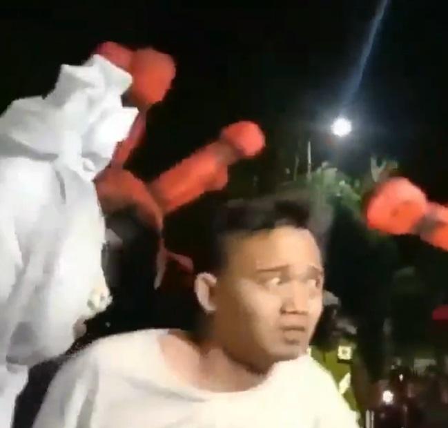 Pria pucat pasi diserbu pocong. [capture Instagram]