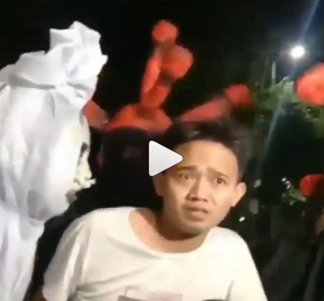 Pria pucat pasi diserbu pocong. [capture Instagram]