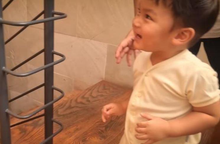 Kiano Tiger Wong mendatangi Paula Verhoeven. (Youtube/BaimPaula)