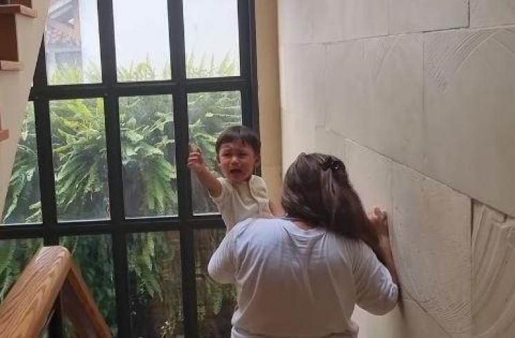 Kiano Tiger Wong mendatangi Paula Verhoeven. (Youtube/BaimPaula)