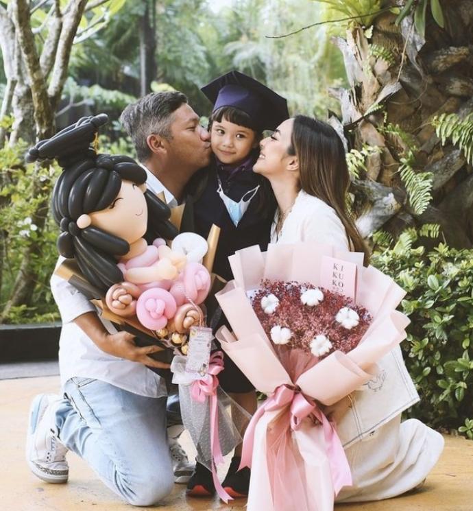 Gempi dihadiahi kecupan dari Gading Marten dan Gisella Anastasia. [capture Instagram]