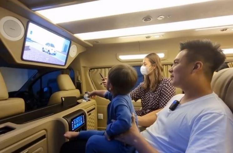 Paula Verhoeven dikasi kado mobil travel mewah. (Youtube/BaimPaula)