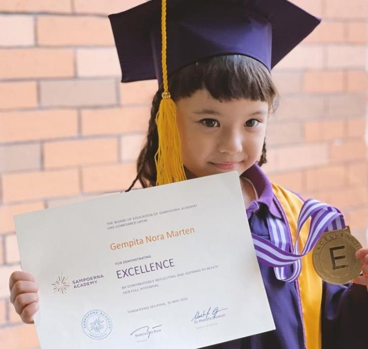 Gempi memperlihatkan sertifikat kelulusannya. [capture Instagram] 