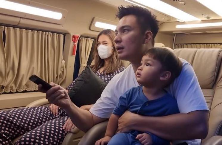Paula Verhoeven dikasi kado mobil travel mewah. (Youtube/BaimPaula)