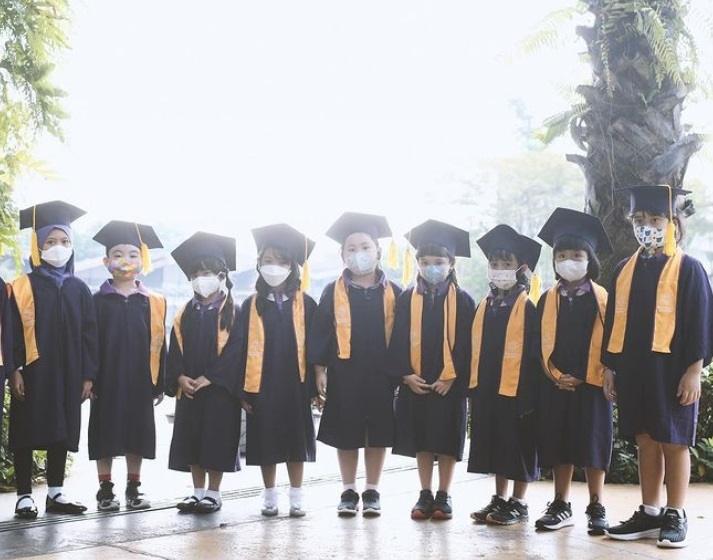 Gempi bersama sahabat rayakan kelulusan. [capture Instagram]