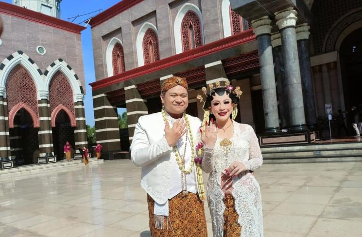 Pernikahan Nabilla Gomes dengan Reza di Masjid Kubah Emas, Depok, Jawa Barat pada Jumat (28/5/2021) [MataMata.com/Rena Pangesti]