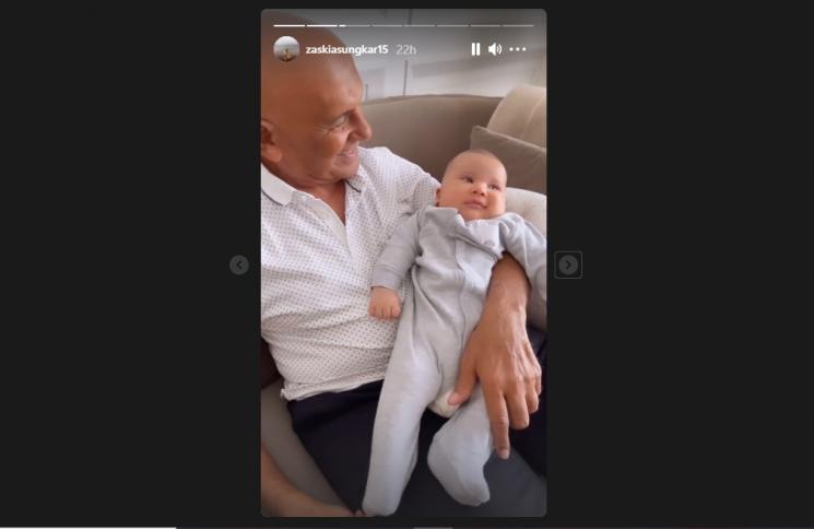 Anak Zaskia Sungkar dan Irwansyah, Ukkasya Muhammad Syahki dipangku Mark Sungkar. (Instagram/zaskiasungkar15)