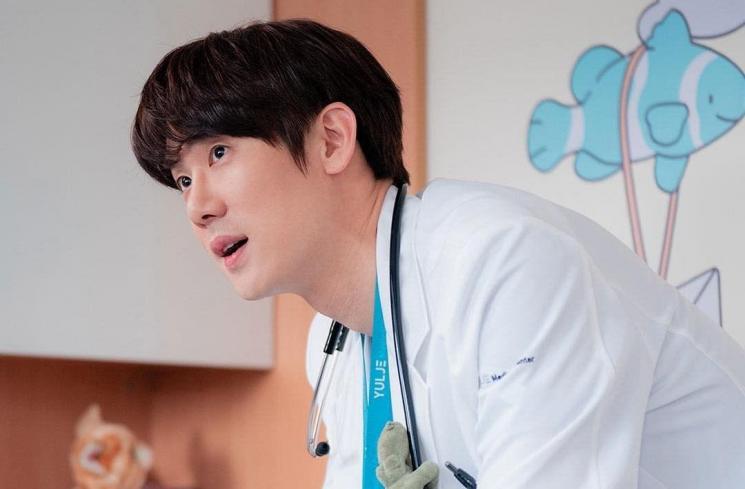Yoo Yeon Seok di Hospital Playlist 2 (Instagram/@tvndrama.official)