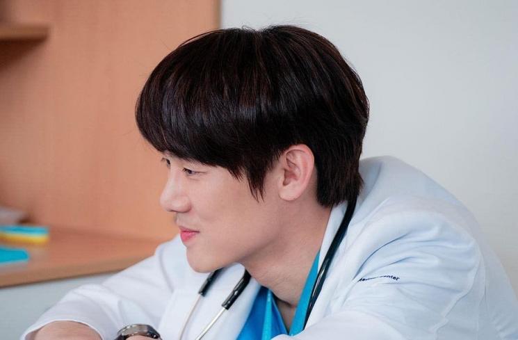 Yoo Yeon Seok di Hospital Playlist 2 (Instagram/@tvndrama.official)