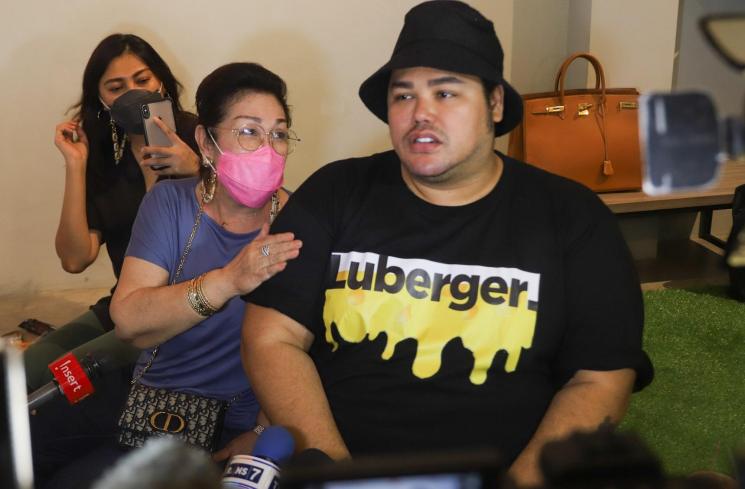 Presenter Ivan Gunawan dan ibunya saat acara grand opening restaurant Luberger miliknya di Bogor, Jawa Barat, Minggu (30/5/2021). (Matamata.com/Alfian Winanto)