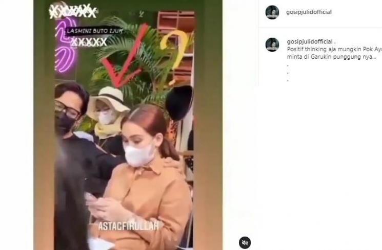 Andre Taulany rangkul Ayu Ting Ting. (Instagram)