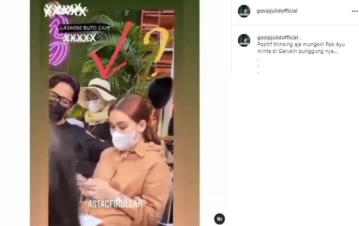 Andre Taulany rangkul Ayu Ting Ting. (Instagram)