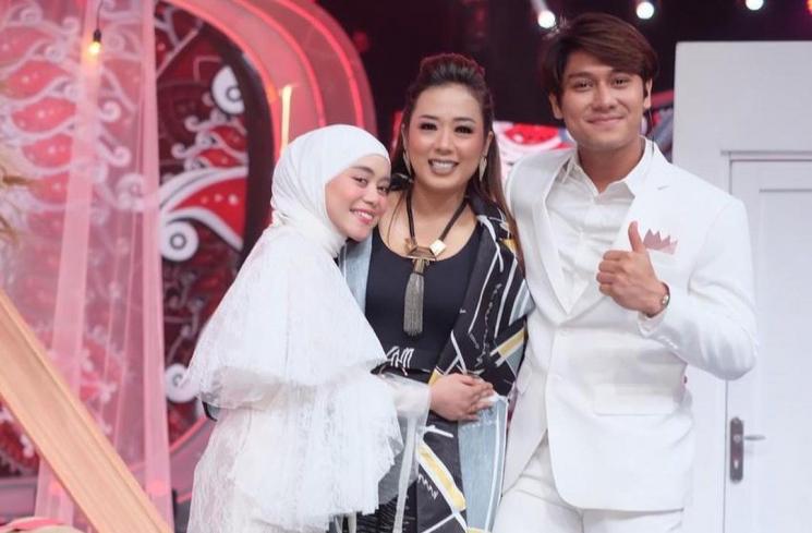 Rizky Billar dan Lesti Kejora bersama Soimah. (Instagram)