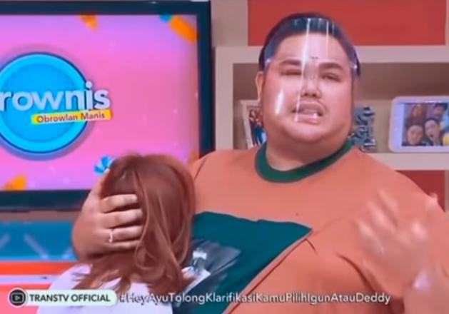 Ayu Ting Ting nangis dipelukan Ivan Gunawan (Youtube.com/ArabRaksyeh)