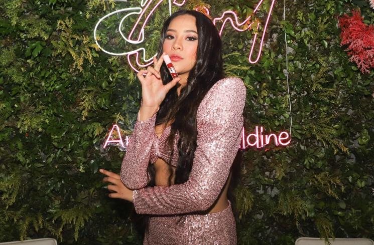 Selebgram Anya Geraldine berpose memamerkan produk kecantikan miliknya saat ditemui di Kawasan SCBD, Jakarta Selatan, Senin (31/5/2021). [MataMata.com/Alfian Winanto]