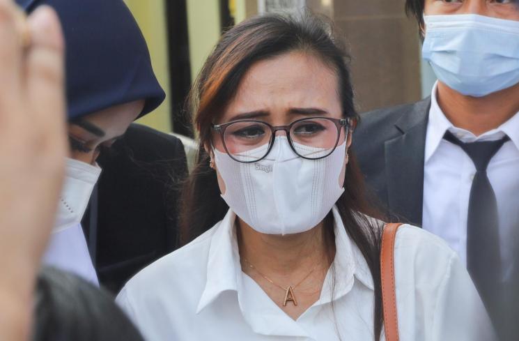 Nuning Irpana yang mengaku sebagai istri pertama Aliff Alli saat ditemui usai menjalanai sidang pembatalan nikah di Pengadilan Agama Jakarta Pusat, Senin (31/5/2021). (Matamata.com/Alfian Winanto)