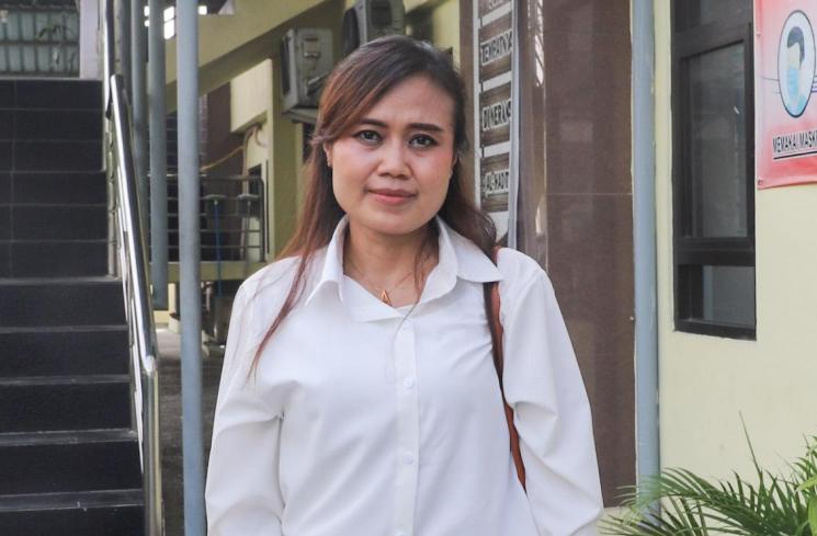 Nuning Irpana yang mengaku sebagai istri pertama Aliff Alli saat ditemui usai menjalanai sidang pembatalan nikah di Pengadilan Agama Jakarta Pusat, Senin (31/5/2021). (Matamata.com/Alfian Winanto)