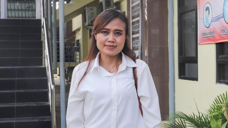 Nuning Irpana yang mengaku sebagai istri pertama Aliff Alli saat ditemui usai menjalanai sidang pembatalan nikah di Pengadilan Agama Jakarta Pusat, Senin (31/5/2021). (Matamata.com/Alfian Winanto)