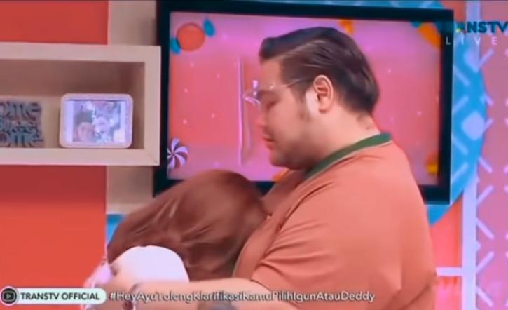 Ayu Ting Ting nangis dipelukan Ivan Gunawan (Youtube.com/ArabRaksyeh)