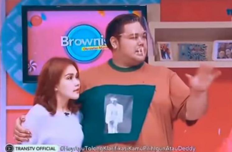 Ayu Ting Ting nangis dipelukan Ivan Gunawan (Youtube.com/ArabRaksyeh)
