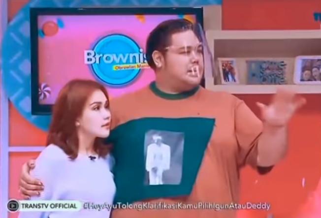 Ayu Ting Ting nangis dipelukan Ivan Gunawan (Youtube.com/ArabRaksyeh)
