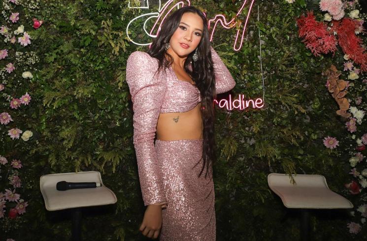 Selebgram Anya Geraldine berpose memamerkan produk kecantikan miliknya saat ditemui di Kawasan SCBD, Jakarta Selatan, Senin (31/5/2021). [MataMata.com/Alfian Winanto]
