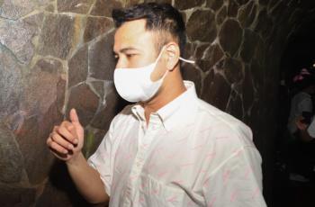 Raffi Ahmad Santai Berpose Bareng Serigala, Captionnya Bikin Ribut