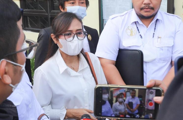 Nuning Irpana yang mengaku sebagai istri pertama Aliff Alli saat ditemui usai menjalanai sidang pembatalan nikah di Pengadilan Agama Jakarta Pusat, Senin (31/5/2021). (Matamata.com/Alfian Winanto)