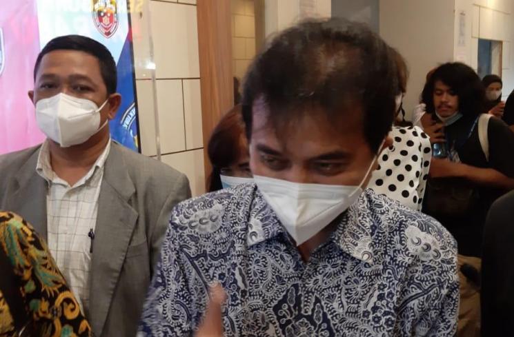Roy Suryo usai diperiksa polisi. [MataMata.com/Herwanto]