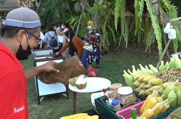 Nagita Slavina kasih rejeki nomplok buat tukang jagung bakar. (Youtube/RANSEntertainment)