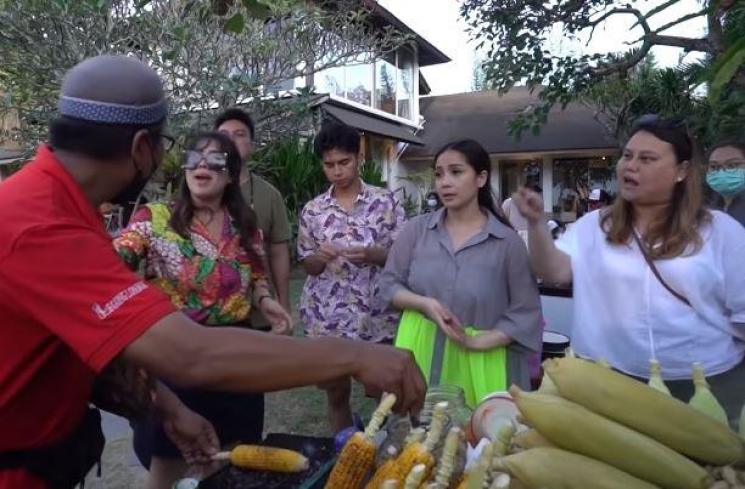 Nagita Slavina kasih rejeki nomplok buat tukang jagung bakar. (Youtube/RANSEntertainment)