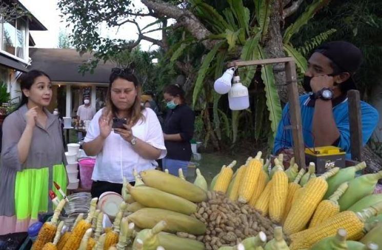 Nagita Slavina kasih rejeki nomplok buat tukang jagung bakar. (Youtube/RANSEntertainment)