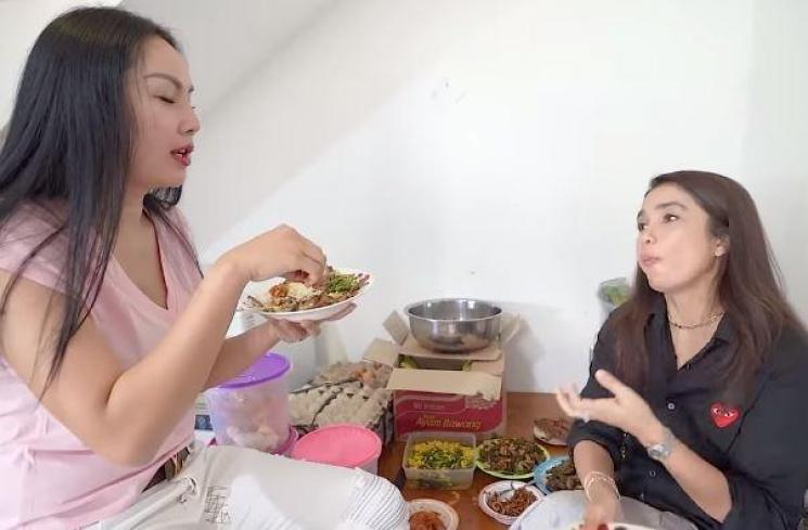 Uang dapur Kalina Ocktaranny. (Youtube/UssyAndhikaOfficial)