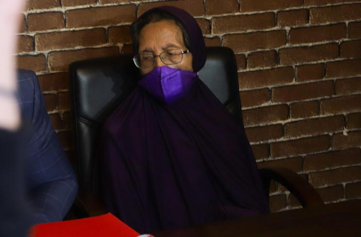Ibunda dari Fajar Umbara, Nani Umbara saat menggelar konferensi pers terkait perkembangan kasus hukum anaknya di Kebayoran Baru, Jakarta Selatan, Kamis (3/6/2021). [MataMata.com/Alfian Winanto]