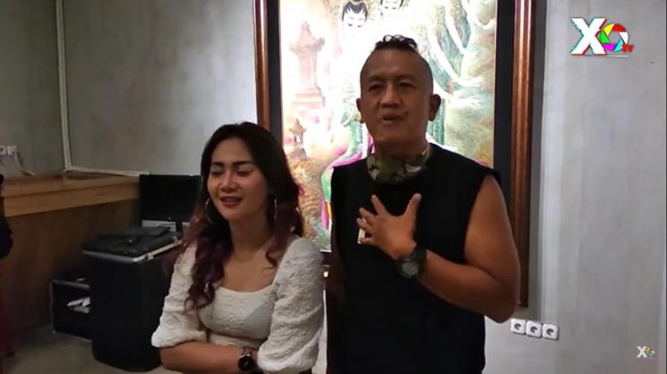 Profil Sandy Pas Band - Musisi, Produser dan Presenter (YouTube/XtraOrdinary TV)