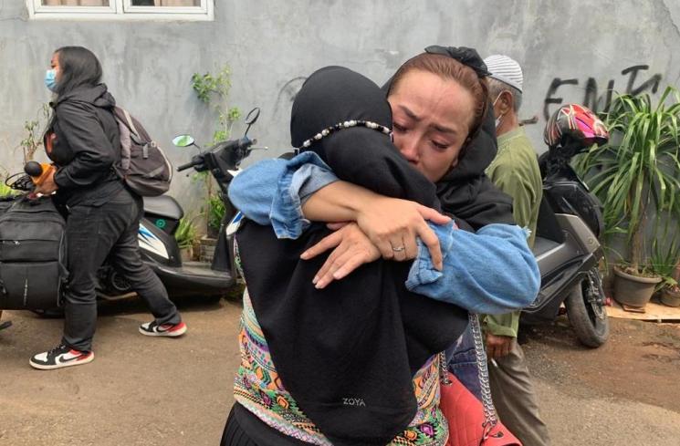 Mpok Alpa memeluk kerabat perempuan saat tiba di rumah duka. (Matamata.com/Yuliani)