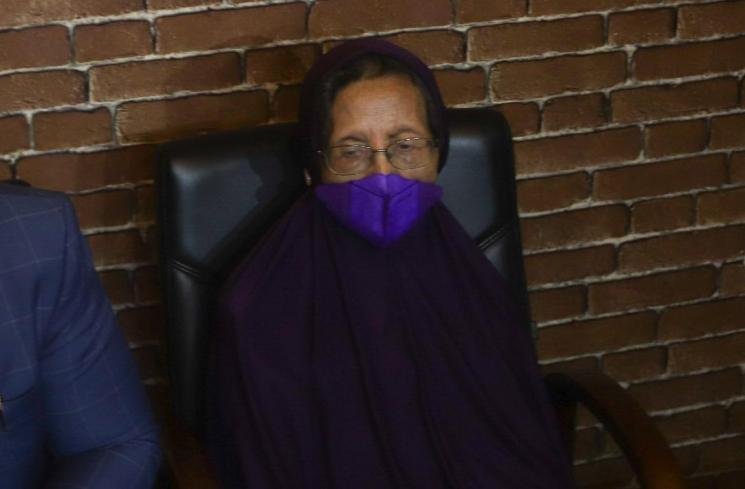 Ibunda dari Fajar Umbara, Nani Umbara saat menggelar konferensi pers terkait perkembangan kasus hukum anaknya di Kebayoran Baru, Jakarta Selatan, Kamis (3/6/2021). [MataMata.com/Alfian Winanto]